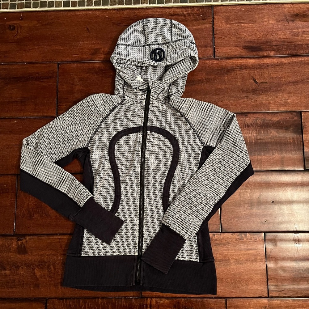 Lululemon size 6 scuba sweatshirt navy